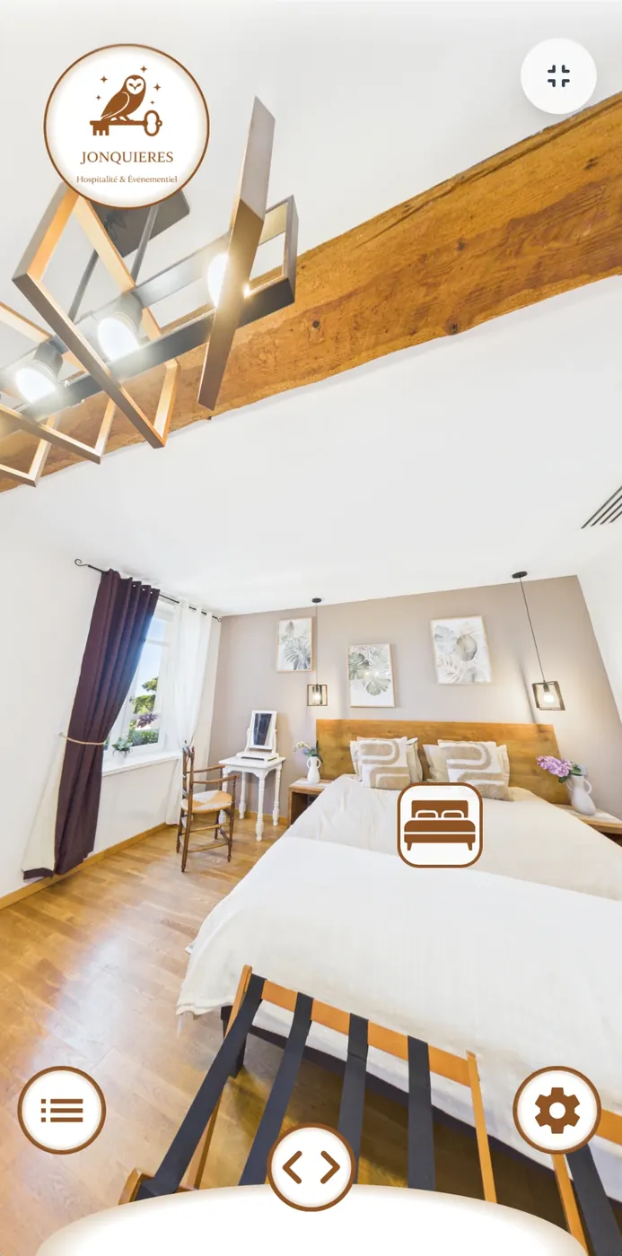 Visite immersive 360° du gîte de Jonquières : chambre lumineuse avec poutre apparente